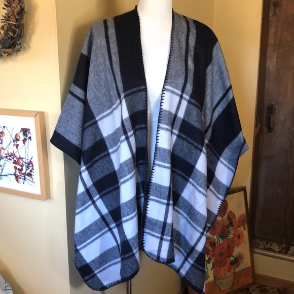 WOOLRICH Size OSFA Poncho Wrap - Blanket wrap PLAID Gray & Black $118 NEW - Picture 3 of 16